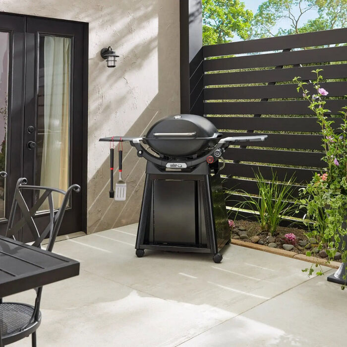Weber Q3200N gasgrill með hliðarborði og fótum - Svart