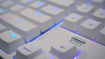 Cherry Xtrfy K4V2 leikjalyklaborð - Hvítt