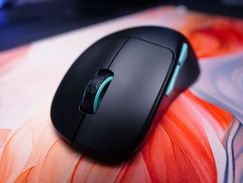 Cherry Xtrfy M64 leikjamús - Svört