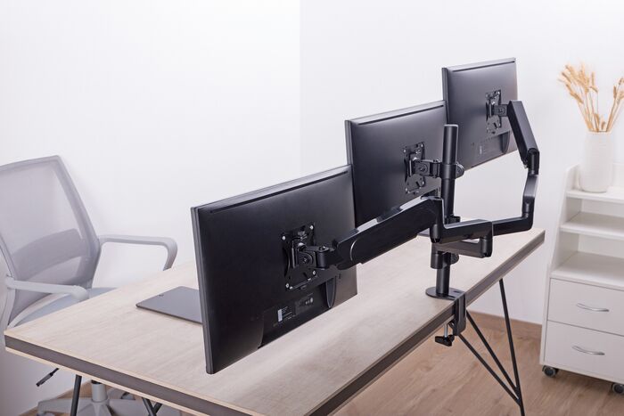 Essentials þrefaldur skjáarmur