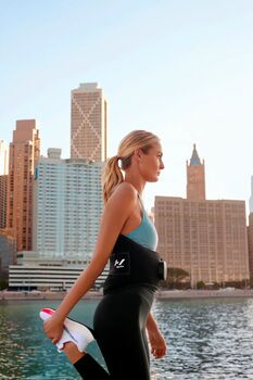 Hyperice Venom 2 Back hitabelti með nuddi - Svart