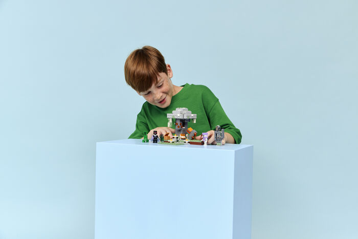 LEGO Minecraft The pale garden 21586