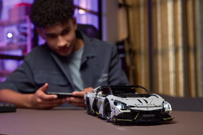 LEGO Technic fjarstýrður Lamborghini Revuelto 42214