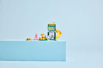 LEGO Bluey: Fun at the playground with Bluey and Chloe 11201