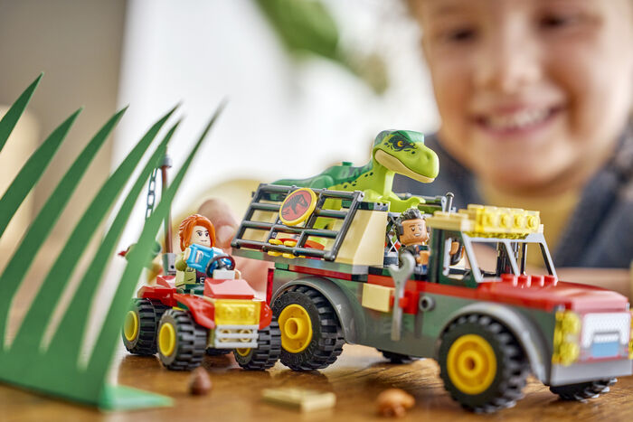 LEGO Jurassic World: T. rex-ungi og flutningabíll 77978