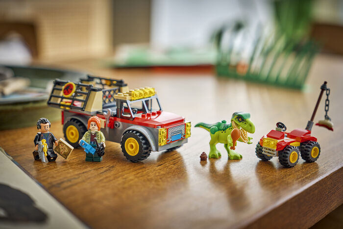 LEGO Jurassic World: T. rex-ungi og flutningabíll 77978