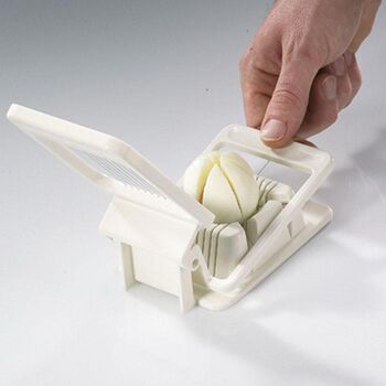 Eggjaskeri tvöfaldur sker í sneiðar og báta