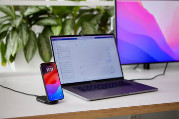 Belkin BoostCharge 2-í-1 15W Qi2 þráðlaus hleðslustandur - Svartur