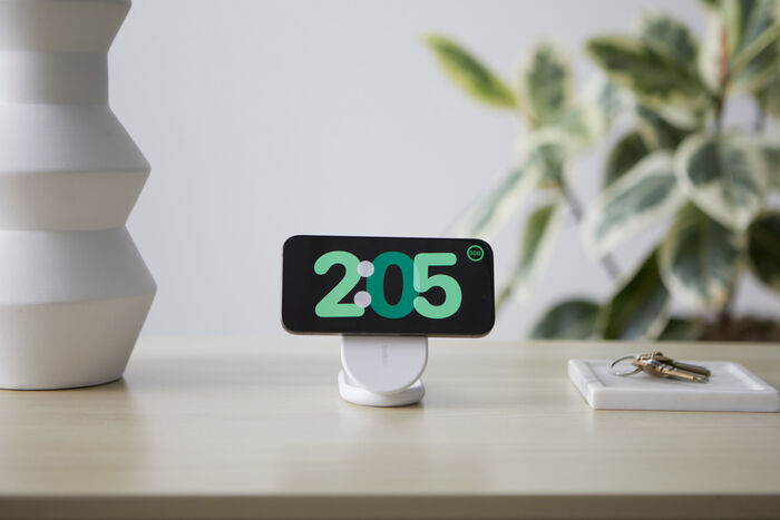 Belkin BoostCharge 2-í-1 15W Qi2 þráðlaus hleðslustandur - Hvítur