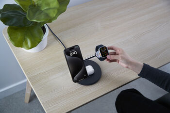 Belkin BoostCharge Pro 3-í-1 15W Qi2 Þráðlaus hleðslustandur - Svartur