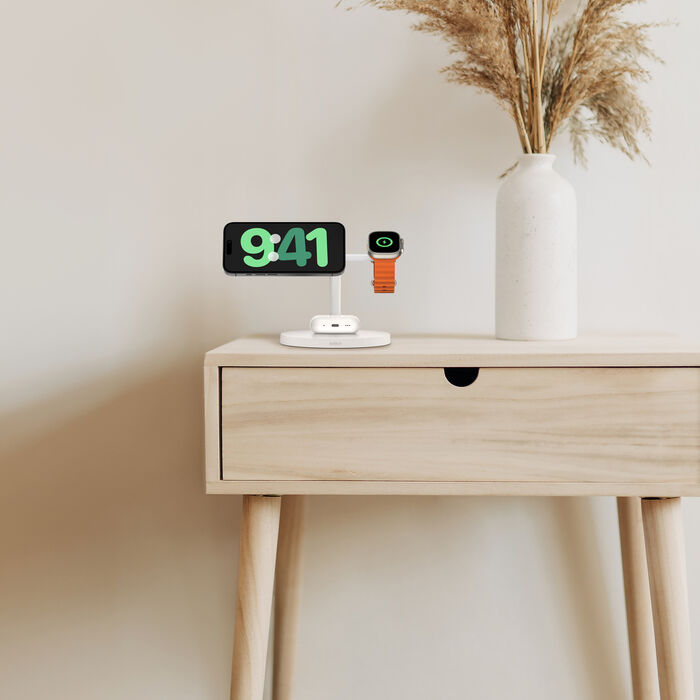 Belkin BoostCharge Pro 3-í-1 15W Qi2 Þráðlaus hleðslustandur - Hvítur