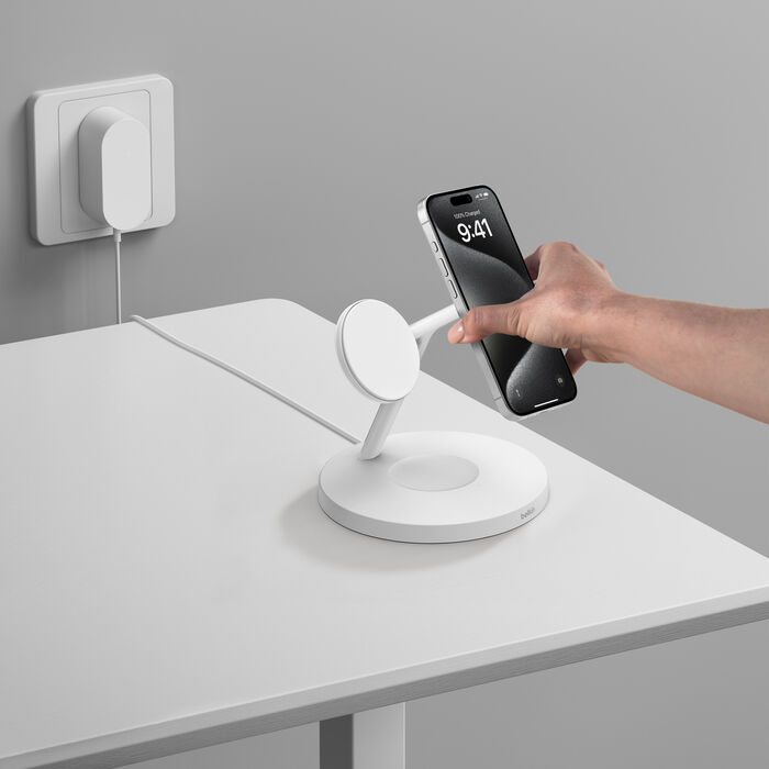 Belkin BoostCharge Pro 3-í-1 15W Qi2 Þráðlaus hleðslustandur - Hvítur
