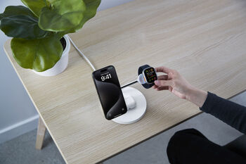 Belkin BoostCharge Pro 3-í-1 15W Qi2 Þráðlaus hleðslustandur - Hvítur