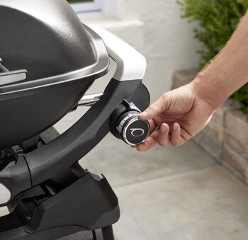 Weber Q2200N ferðagasgrill með hliðarborði og fótum - Svart