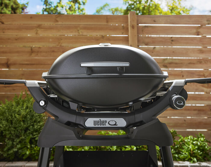 Weber Q2200N ferðagasgrill með hliðarborði og fótum - Svart