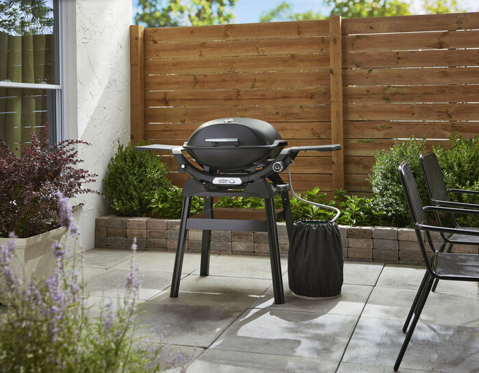 Weber Q2200N ferðagasgrill með hliðarborði og fótum - Svart